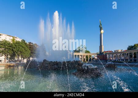 Vienna, Hochstrahlbrunnen (fontana a getto alto), Heldendenkmal der Roten Armee (memoriale di guerra sovietico) nel 03. Landstraße, Vienna, Austria Foto Stock
