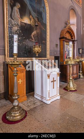 Helsinki, Finlandia - 20 luglio 2022: Cattedrale di Uspenski. Natale, nascita di Gesù pittura e altri mobili della chiesa come candele, stand per conferenze, Foto Stock