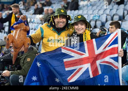 Leeds, Regno Unito. 11th Nov 2022. Tifosi australiani durante la partita di semifinale della Coppa del mondo di Rugby 2021 tra Australia e Nuova Zelanda a Elland Road, Leeds, venerdì 11th novembre 2022. (Credit: Trevor Wilkinson | NOTIZIE MI) Credit: NOTIZIE MI e sport /Alamy Live News Foto Stock