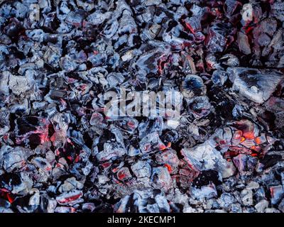 Le brace di fusione nel camino sono rivestite uniformemente Foto Stock