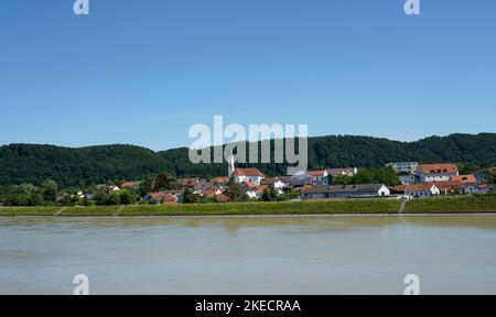 Germania, Baviera, alta Baviera, contea di Altötting, Marktl am Inn, Vista sulla città, Inn River Foto Stock