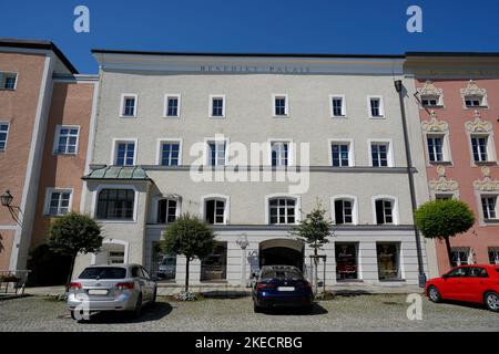 Germania, Baviera, alta Baviera, Contea di Traunstein, Tittmoning, Piazza della città, edificio residenziale a tre piani, Benedikt Palais Foto Stock