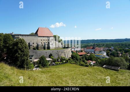 Germania, Baviera, alta Baviera, contea di Traunstein, Tittmoning, Castello di Tittmoning, vista sulla città Foto Stock