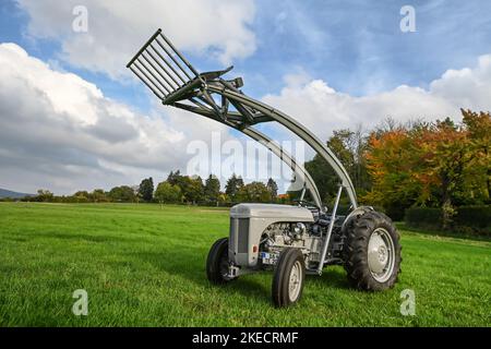 Otzberg, Hesse, Germania, trattore Massey-Ferguson TEF 20. Cilindrata 2092 cc, 27 cv. Anno di fabbricazione 1956 Foto Stock