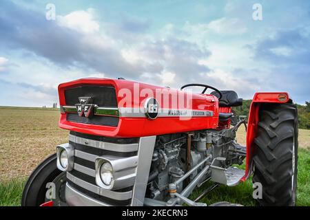 Otzberg, Hesse, Germania, trattore Massey-Ferguson 135. Cilindrata 2500 cc, 33 cv. Anno di fabbricazione 1966 Foto Stock