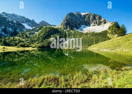 Pittoresco lago circondato da montagne innevate nelle soleggiate giornate autunnali. Gaisalpsee con Rubihorn, Alpi Allgäu, Baviera, Germania, Europa Foto Stock