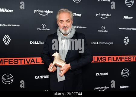 Stoccolma, Svezia. 11th Nov 2022. Il regista britannico Sam Mendes posa con il suo Cavallo di bronzo per il Premio Onorario Stockholm Visionary al Festival Internazionale del Cinema di Stoccolma, Svezia, novembre 11 2022. Foto: Jessica Gow / TT / kod 10070 Credit: TT News Agency/Alamy Live News Foto Stock