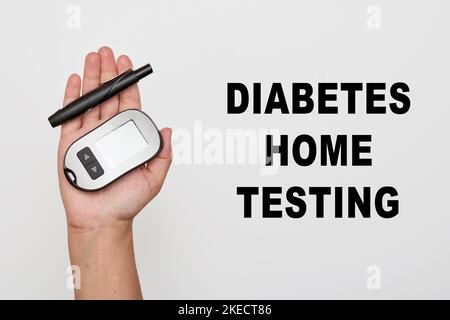 una mano che tiene un telefono delle cellule con le parole datano la prova domestica su esso e un'immagine della mano della persona che tiene un Foto Stock