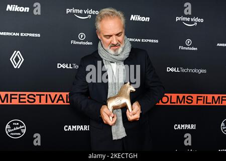 Stoccolma, Svezia. 11th Nov 2022. Il regista britannico Sam Mendes posa con il suo Cavallo di bronzo per il Premio Onorario Stockholm Visionary al Festival Internazionale del Cinema di Stoccolma, Svezia, novembre 11 2022. Foto: Jessica Gow / TT / kod 10070 Credit: TT News Agency/Alamy Live News Foto Stock