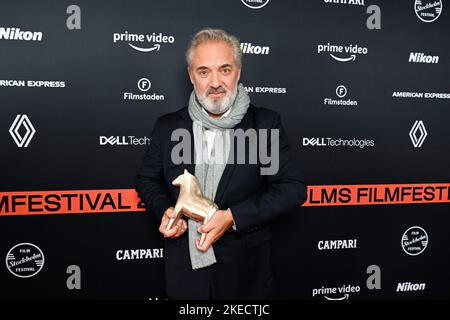 Stoccolma, Svezia. 11th Nov 2022. Il regista britannico Sam Mendes posa con il suo Cavallo di bronzo per il Premio Onorario Stockholm Visionary al Festival Internazionale del Cinema di Stoccolma, Svezia, novembre 11 2022. Foto: Jessica Gow / TT / kod 10070 Credit: TT News Agency/Alamy Live News Foto Stock