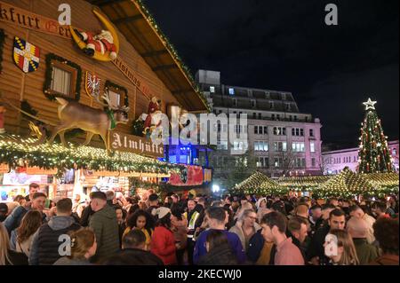 New Street, Birmingham, 11 novembre 2022. - I venditori si godono una birra tedesca e una salsiccia in una serata molto mite al mercatino di Natale di Birmingham Francoforte, dato che le temperature passano a 15 gradi. Fig. By: Stop Press Media / Alamy Live News Foto Stock