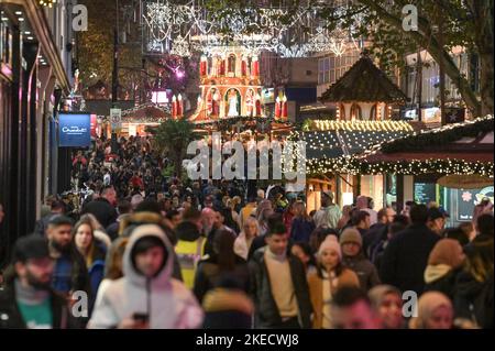 New Street, Birmingham, 11 novembre 2022. - I venditori si godono una birra tedesca e una salsiccia in una serata molto mite al mercatino di Natale di Birmingham Francoforte, dato che le temperature passano a 15 gradi. Fig. By: Stop Press Media / Alamy Live News Foto Stock