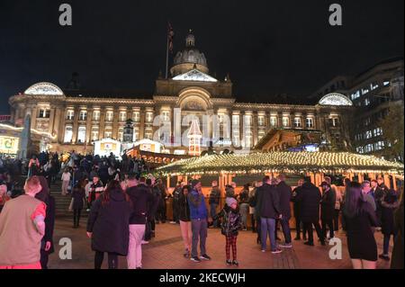 New Street, Birmingham, 11 novembre 2022. - I venditori si godono una birra tedesca e una salsiccia in una serata molto mite al mercatino di Natale di Birmingham Francoforte, dato che le temperature passano a 15 gradi. Fig. By: Stop Press Media / Alamy Live News Foto Stock