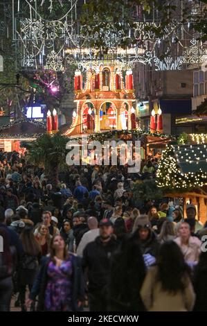 New Street, Birmingham, 11 novembre 2022. - I venditori si godono una birra tedesca e una salsiccia in una serata molto mite al mercatino di Natale di Birmingham Francoforte, dato che le temperature passano a 15 gradi. Fig. By: Stop Press Media / Alamy Live News Foto Stock