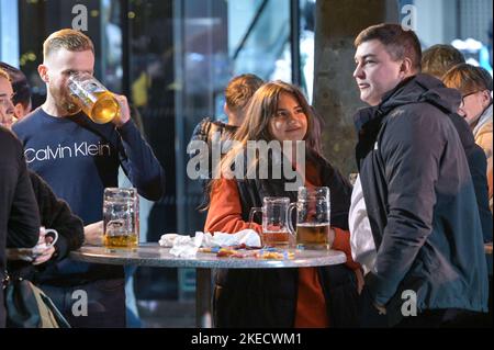 New Street, Birmingham, 11 novembre 2022. - I venditori si godono una birra tedesca e una salsiccia in una serata molto mite al mercatino di Natale di Birmingham Francoforte, dato che le temperature passano a 15 gradi. Fig. By: Stop Press Media / Alamy Live News Foto Stock