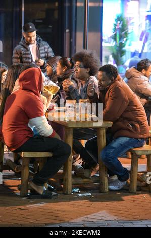 New Street, Birmingham, 11 novembre 2022. - I venditori si godono una birra tedesca e una salsiccia in una serata molto mite al mercatino di Natale di Birmingham Francoforte, dato che le temperature passano a 15 gradi. Fig. By: Stop Press Media / Alamy Live News Foto Stock