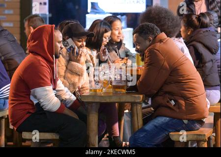 New Street, Birmingham, 11 novembre 2022. - I venditori si godono una birra tedesca e una salsiccia in una serata molto mite al mercatino di Natale di Birmingham Francoforte, dato che le temperature passano a 15 gradi. Fig. By: Stop Press Media / Alamy Live News Foto Stock