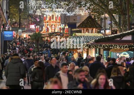 New Street, Birmingham, 11 novembre 2022. - I venditori si godono una birra tedesca e una salsiccia in una serata molto mite al mercatino di Natale di Birmingham Francoforte, dato che le temperature passano a 15 gradi. Fig. By: Stop Press Media / Alamy Live News Foto Stock