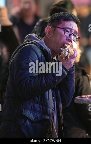 New Street, Birmingham, 11 novembre 2022. - I venditori si godono una birra tedesca e una salsiccia in una serata molto mite al mercatino di Natale di Birmingham Francoforte, dato che le temperature passano a 15 gradi. Fig. By: Stop Press Media / Alamy Live News Foto Stock