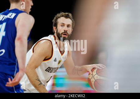 Bamberg, Germania. 11th Nov 2022. Pallacanestro: Qualificazioni Mondiali, Germania - Finlandia, Europa, 2nd° turno, Gruppo J, Il giorno 3, Brose Arena. Bastian Doreth (r, Germania) in azione. Credit: Daniel Löb/dpa/Alamy Live News Foto Stock