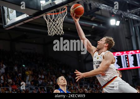 Bamberg, Germania. 11th Nov 2022. Pallacanestro: Qualificazioni Mondiali, Germania - Finlandia, Europa, 2nd° turno, Gruppo J, Il giorno 3, Brose Arena. Christian Sengfelder (r, Germania) in azione con un lay-up. Credit: Daniel Löb/dpa/Alamy Live News Foto Stock