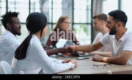 Benvenuto nel nostro team. Stretta di mano mentre lavorate in un ufficio creativo. Concetto di successo Foto Stock