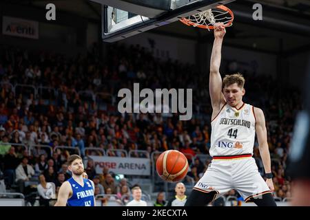 Bamberg, Germania. 11th Nov 2022. Pallacanestro: Qualificazione Coppa del mondo, Germania - Finlandia, Europa, 2nd° turno, Gruppo J, Il giorno 3, Brose Arena. David Krämer (Germania) è appeso al cesto dopo una punk. Credit: Daniel Löb/dpa/Alamy Live News Foto Stock