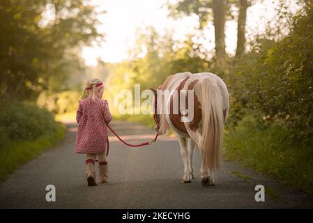 Ragazza con pony Shetland Foto Stock