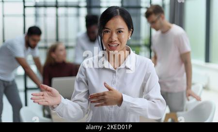 giovane donna asiatica d'affari in camicia bianca Foto Stock