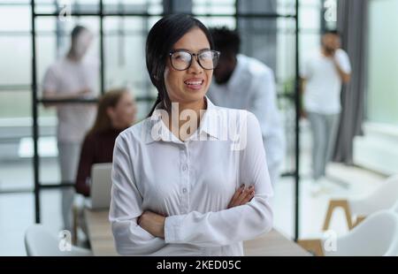 giovane donna asiatica d'affari in camicia bianca Foto Stock