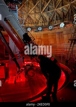 Flagstaff, Stati Uniti. 11th Nov 2022. I visitatori vengono visti all'osservatorio Lowell di Flagstaff, Arizona, Stati Uniti, il 10 novembre 2022. Promossi dai sostenitori del cielo oscuro e rafforzati da incentivi economici, le città e i parchi intorno agli Stati Uniti occidentali stanno facendo passi avanti per preservare le viste del cielo notturno. Credit: Zeng Hui/Xinhua/Alamy Live News Foto Stock