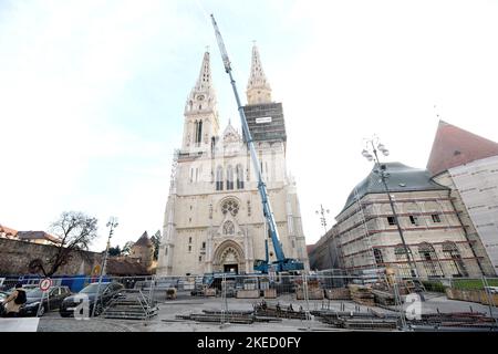 Zagabria, Croazia. 11th Nov 2022. La rimozione del ponteggio dalla cattedrale rivela l'aspetto della torre, il cui restauro è stato interrotto dal forte terremoto che ha colpito la Croazia più di due anni fa a Zagabria, Croazia, il 11 settembre 2022. La ristrutturazione della Cattedrale di Zagabria, ufficialmente iniziata alla fine di ottobre, è in pieno svolgimento, Foto: Patrik Macek/PIXSELL Credit: Pixsell Photo & video agency/Alamy Live News Foto Stock
