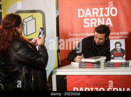 Zagabria, Croazia. 11th Nov 2022. L'ex calciatore croato Darijo Srna ha presentato il suo libro autobiografico "Zasto te zovu Srna (perché ti chiamano Srna)?" Alla fiera internazionale del libro Interliber a Zagabria, Croazia, il 11 settembre 2022. Foto: Zeljko Hladika/PIXSELL Credit: Pixsell agenzia foto e video/Alamy Live News Foto Stock