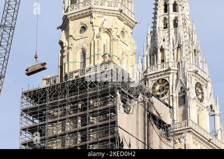 Zagabria, Croazia. 11th Nov 2022. La rimozione del ponteggio dalla cattedrale rivela l'aspetto della torre, il cui restauro è stato interrotto dal forte terremoto che ha colpito la Croazia più di due anni fa a Zagabria, Croazia, il 11 settembre 2022. La ristrutturazione della Cattedrale di Zagabria, ufficialmente iniziata alla fine di ottobre, è in pieno svolgimento, Foto: Patrik Macek/PIXSELL Credit: Pixsell Photo & video agency/Alamy Live News Foto Stock