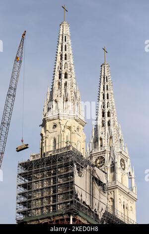 Zagabria, Croazia. 11th Nov 2022. La rimozione del ponteggio dalla cattedrale rivela l'aspetto della torre, il cui restauro è stato interrotto dal forte terremoto che ha colpito la Croazia più di due anni fa a Zagabria, Croazia, il 11 settembre 2022. La ristrutturazione della Cattedrale di Zagabria, ufficialmente iniziata alla fine di ottobre, è in pieno svolgimento, Foto: Patrik Macek/PIXSELL Credit: Pixsell Photo & video agency/Alamy Live News Foto Stock