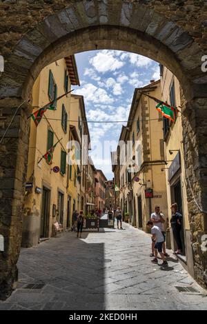 Ammira porta Florentina fino a corso Italia, la strada principale della cittadina medievale di Castiglion Fiorentino in Toscana Foto Stock