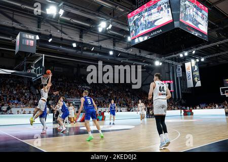 Bamberg, Germania. 11th Nov 2022. Pallacanestro: Qualificazione Coppa del mondo, Germania - Finlandia, Europa, 2nd° turno, Gruppo J, Il giorno 3, Brose Arena. La Germania si è qualificata per la Coppa del mondo 2023 con una vittoria di 94-80 sulla Finlandia. Credit: Daniel Löb/dpa/Alamy Live News Foto Stock