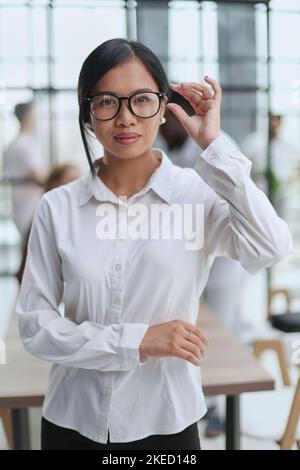 Giovane bella donna asiatica d'affari consulente , ritratto di un dipendente che guarda la macchina fotografica Foto Stock