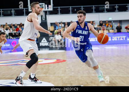 Bamberg, Germania. 11th Nov 2022. Pallacanestro: Qualificazione Coppa del mondo, Germania - Finlandia, Europa, 2nd° turno, Gruppo J, Il giorno 3, Brose Arena. Edon Maxhuni (r, Finlandia) in ricorso contro Jonas Wohlfahrt-Bottermann (l, Germania). Credit: Daniel Löb/dpa/Alamy Live News Foto Stock