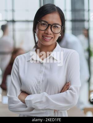 Giovane bella donna asiatica d'affari consulente , ritratto di un dipendente che guarda la macchina fotografica Foto Stock