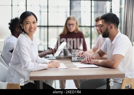Gruppo di felice la gente di affari in una riunione in ufficio Foto Stock