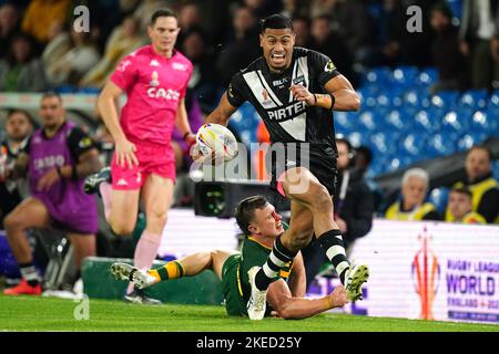 Ronaldo Mulitalo della Nuova Zelanda (a destra) si libera del Jack Wighton australiano durante la semifinale di Coppa del mondo di Rugby a Elland Road, Leeds. Data immagine: Venerdì 11 novembre 2022. Foto Stock