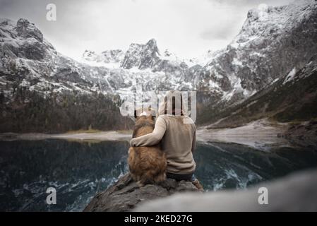 Donna con Australian-Shepherd-Austrian-Pinscher-Mongrel Foto Stock