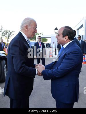 Sharm El Sheikh, Egitto. 11th Nov 2022. Il presidente egiziano Abdel Fattah el-Sisi dà il benvenuto al presidente americano Joe Biden al suo arrivo per partecipare alla 2022 Conferenza delle Nazioni Unite sul cambiamento climatico, più comunemente nota come COP27, al Centro Congressi Internazionale di Sharm El Sheikh, nella località egiziana del Mar Rosso di Sharm El Sheikh, Egitto, venerdì 11 novembre. 2022 . Foto del Presidente egiziano Ufficio Stampa/UPI Credit: UPI/Alamy Live News Foto Stock