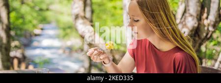 BANNER, FORMATO LUNGO Donna turistica mangiare tradizionale montenegrino pasto. Kacamak in ciotola di legno nel caffè all'aperto Ritratto di una ragazza scontenta Foto Stock