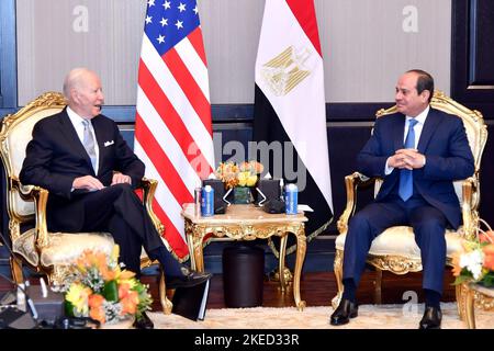 Sharm El Sheikh, Egitto. 11th Nov 2022. Il presidente egiziano Abdel Fattah el-Sisi dà il benvenuto al presidente americano Joe Biden al suo arrivo per partecipare alla 2022 Conferenza delle Nazioni Unite sul cambiamento climatico, più comunemente nota come COP27, al Centro Congressi Internazionale di Sharm El Sheikh, nella località egiziana del Mar Rosso di Sharm El Sheikh, Egitto, venerdì 11 novembre. 2022 . Foto del Presidente egiziano Ufficio Stampa/UPI Credit: UPI/Alamy Live News Foto Stock