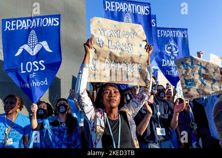 Sharm El Sheijk, Egitto. 11th Nov 2022. Gli attivisti protestano per richiedere riparazioni per perdite e danni il quinto giorno della Conferenza ONU sui cambiamenti climatici del COP27, tenuta dall'UNFCCC nel Centro Internazionale Congressi di Sharm El-Sheikh. Il COP27 si svolgerà a Sharm El Sheikh dal novembre 6 al novembre 18 e si concentra sull'attuazione delle misure già concordate nel corso dei precedenti cops. La Conferenza si concentra anche sulle comunità più vulnerabili, poiché la crisi climatica indura le condizioni di vita di quelle già più svantaggiate. Credit: SOPA Images Limited/Alamy Live News Foto Stock