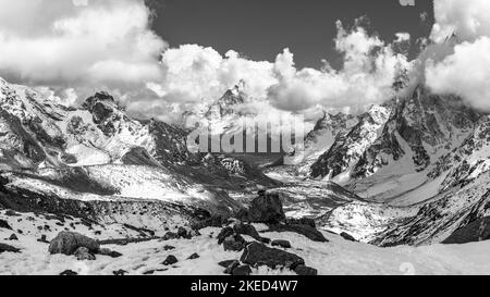 Panorama delle montagne himalayane sulla strada per Everest, Nepal. Foto Stock