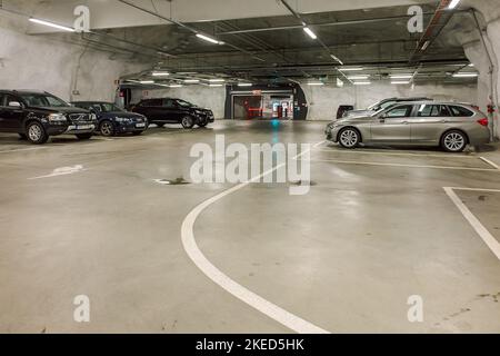 Helsinki, Finlandia - 22 agosto 2022: Le auto sono parcheggiate nel parcheggio coperto a pagamento nel centro di Helsinki Foto Stock