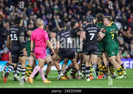 Leeds, Regno Unito. 11th Nov 2022. Un altercation tra i due lati mentre i giocatori si spingono a vicenda durante la partita di semi-finale di Coppa del mondo di Rugby League 2021 Australia vs Nuova Zelanda a Elland Road, Leeds, Regno Unito, 11th novembre 2022 (Foto di Mark Cosgrove/News Images) a Leeds, Regno Unito il 11/11/2022. (Foto di Mark Cosgrove/News Images/Sipa USA) Credit: Sipa USA/Alamy Live News Foto Stock